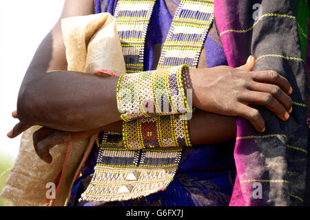 Détail de l'ornement tribal Afar. La broderie perlée. Le Parc National de Yangudi Rassa, Ethiopie Banque D'Images