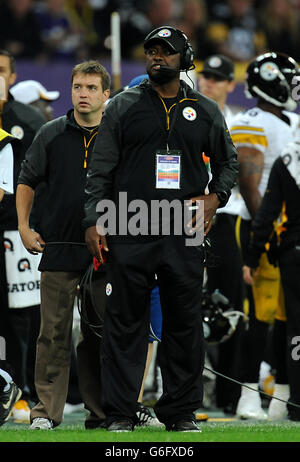 Mike Tomlin, entraîneur-chef des Steelers de Pittsburgh, lors du match de la NFL International Series au stade Wembley, Londres. Banque D'Images