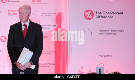 L'ancien président américain Bill Clinton attend de faire un discours annonçant aujourd'hui la campagne d'un pour cent de différence à l'hôtel Conrad de Dublin. Banque D'Images