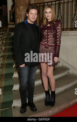 Le designer Christopher Kane (à gauche) en compagnie de Laura Carmichael arrive pour un dîner de gala VIP pour les Scottish Fashion Awards, à Dover House à Whitehall, dans le centre de Londres. Banque D'Images