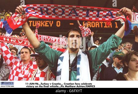 11 JUIN 96. Turquie contre Croatie. Les fans croates célèbrent la victoire sur le coup de sifflet final Banque D'Images