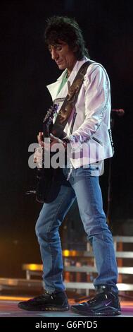 Ronnie Wood of the Rolling Stones, qui se déroule sur scène, lors du circuit du monde des « Forty Licks World Tour » de Stones, qui s'est tenu au stade de rugby de Twickenham, à Londres. Banque D'Images