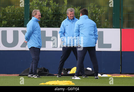 Roy Hodgson, directeur de l'Angleterre (au centre), écoute Gary Neville et Ray Lewington (à gauche) lors d'une séance de formation à London Colney, Londres. Banque D'Images