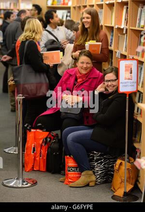 Les membres de la file d'attente publique pour obtenir leurs copies de 'Bridget Jones - Mad About the Boy' signé par l'auteur Helen Fielding, à Foyles, dans le centre de Londres. Banque D'Images