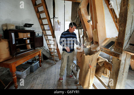 Miller James Barlow au Moulin à vent de Leverton à Leverton, Lincolnshire, qui a été sauvé et retiré du registre anglais du patrimoine à risque, en raison de la sauvetage le moulin célèbre 200 ans de fraisage continu à l'énergie éolienne. Banque D'Images