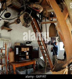 Miller James Barlow au Moulin à vent de Leverton à Leverton, Lincolnshire, qui a été sauvé et retiré du registre anglais du patrimoine à risque, en raison de la sauvetage le moulin célèbre 200 ans de fraisage continu à l'énergie éolienne. Banque D'Images