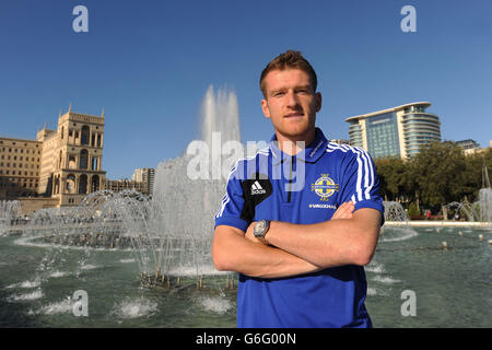 Football - qualification à la coupe du monde de la FIFA - Groupe F - Azerbaïdjan / Irlande du Nord - Conférence de presse de l'Irlande du Nord - Bakou.Le capitaine de l'Irlande du Nord Steven Davis pose une photo après la conférence de presse à Bakou, en Azerbaïdjan. Banque D'Images