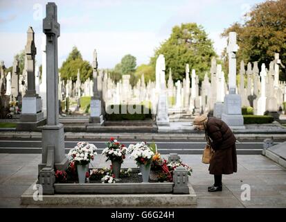 Margaret McKeon, de Balbriggan, à la tombe de Michael Collins, au cimetière de Glasnevin, à Dublin, à l'occasion de l'anniversaire de son anniversaire.Collins est né le 16 octobre 1890 et est mort le 22 août 1922. Banque D'Images