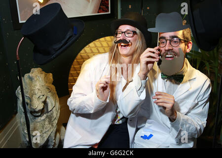 Les invités Sille Opstrup et Phil Serfaty posant pour une photo en 3D à une station d'expérimentation lors du lancement au Royaume-Uni d'une nouvelle boisson spiritueuse aromatisée ODDKA, à Brunswick House à Vauxhall, Londres. Banque D'Images