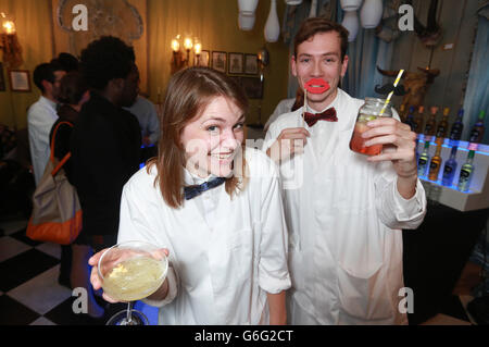 Les invités Katy Pople et Joe Townsend à une station d'expérimentation lors du lancement au Royaume-Uni d'une nouvelle boisson spiritueuse aromatisée ODDKA, à Brunswick House à Vauxhall, Londres. Banque D'Images