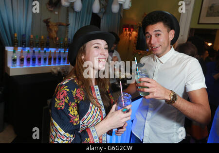 Invités Sarah Close et Oakley Glynn-Jones à une station d'expérimentation pendant le lancement britannique de la nouvelle boisson spiritueuse aromatisée ODDKA, à Brunswick House à Vauxhall, Londres. Banque D'Images