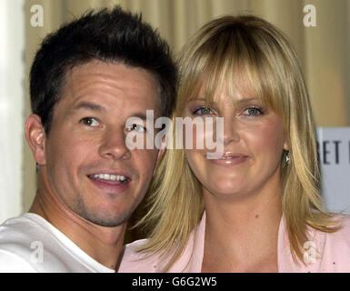 Les acteurs Mark Wahlberg et Charlize Theron posent aux photographes lors d'une séance photo pour promouvoir leur nouveau film « The Italian Job » à Claridge, dans le centre de Londres, avant la première des films à Leicester Square. Banque D'Images