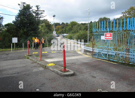 L'entrée du parking de l'hôpital Royal Gwent, Newport, au sud du pays de Galles, où les voyageurs français ont installé un campement. Banque D'Images