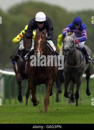 Brave Burt, criblé par Richard Hughes, remporte les 2.45 plus gros gains de Tote mises notées handicap à la rencontre de l'Ouest à l'hippodrome d'Ayr, en Écosse. Banque D'Images