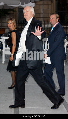 Sir Tim Rice arrive à la réception d'ouverture de Pre-Raphaelites et autres maîtres : la collection Andrew Lloyd Webber à la Royal Academy de Piccadilly à Londres. L'exposition révèle pour la première fois la profondeur et la richesse de la collection de tableaux et d'arts décoratifs de Lloyd Webber, principalement britanniques au XIXe siècle Banque D'Images