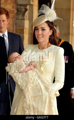 La duchesse de Cambridge porte son fils Prince George après son baptême à la chapelle royale du Palais Saint-Jacques par l'archevêque de Canterbury dans le centre de Londres. Banque D'Images