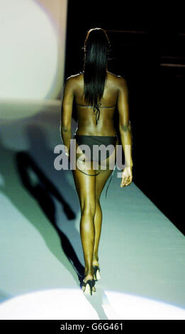 Le mannequin Naomi Campbell porte une création de la collection printemps/été 2004 de Jasper Conran, lors de la Fashion week de Londres, au siège du Duc de York, dans le centre de Londres. Banque D'Images