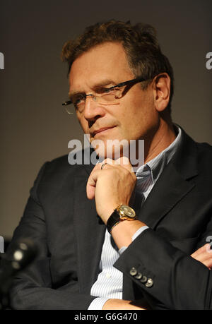 Le Secrétaire général de la FIFA, Jerome Valcke, lors d'une conférence de presse à l'hôtel Mayfair de Londres. Banque D'Images