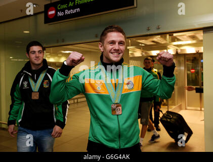 - Boxe Boxe Elite Squad Irlandais arrivent à la maison - l'aéroport de Dublin Banque D'Images