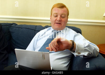 Le chef des libéraux-démocrates, Charles Kennedy, travaille sur son discours pour le dernier jour de la conférence de son parti, à Brighton. Banque D'Images