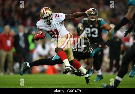 Frank Gore des 49ers de San Francisco se dérod à un match de Johnathan Cyprien de Jacksonville Jaguars pour courir et marquer un match lors du match international de la NFL au Wembley Stadium, Londres. Banque D'Images