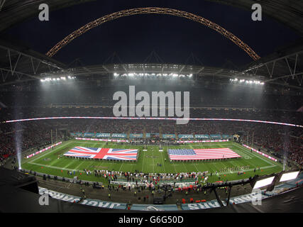 American football - NFL International Series 2013 - San Francisco 49ers / Jacksonville Jaguars - Wembley Stadium.Vue sur les drapeaux de la Grande-Bretagne et des États-Unis sur le terrain avant le match international de la NFL au stade Wembley, Londres. Banque D'Images