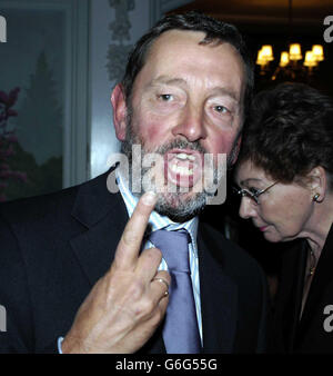 Le secrétaire à la maison David Blunkett lors d'une fête à l'occasion du 175e anniversaire du magazine Spectator, au four Seasons Hotel, Park Lane, Londres.Parmi ceux qui ont également assisté au parti, on peut citer Boris Johnson, rédacteur en chef du Spectator, David Dimbleby et Andrew Neil, et David Trimble, chef unioniste d'Ulster. Banque D'Images