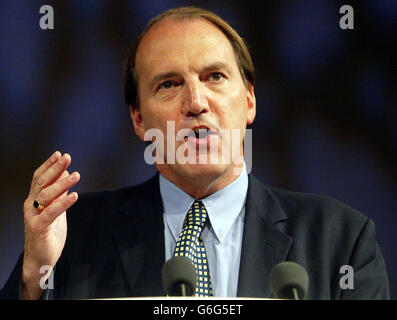 Simon Hughes, candidat démocrate libéral, prononce son discours devant les délégués le dernier jour de la conférence des libéraux-démocrates tenue à Brighton.15/12/2003: Les acheteurs de Noël harcelés ont été, lundi 15 décembre 2003, courtisés avec des plans pour interdire la circulation de la rue commerçante la plus célèbre de Grande-Bretagne.Le fait du remettre aux piétons mettrait fin à l'écrasement saisonnier d'Oxford Street, dans le centre de Londres.Il permettrait également de doper les recettes de till et de réduire la criminalité, déclare Simon Hughes, le candidat libéral démocrate au maire de Londres. Banque D'Images