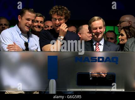 Un Taoiseach Enda Kenny TD (à droite) accompagné de la star irlandaise du rugby Jamie Heaslip (à gauche) et de Paddy Cosgrave, fondateur du Dublin Web Summit (deuxième à gauche), après avoir sonné la cloche d'ouverture pour le NASDAQ pour la première fois en Irlande, au RDS, à Dublin, où se déroule Websumit 2013. Banque D'Images