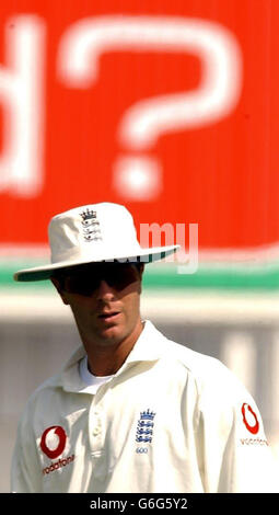 Le capitaine d'Angleterre Michael Vaughan pendant le quatrième jour du quatrième match de npower Test contre l'Afrique du Sud à Headingley, Leeds, dimanche 24 2003 août. PA photo: Rui Vieira. Banque D'Images