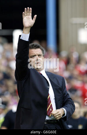 David O'Leary, le nouveau directeur d'Aston Villa, s'adresse aux fans lors du match Barclaycard Premiership entre Aston Villa et Liverpool à Villa Park, Banque D'Images