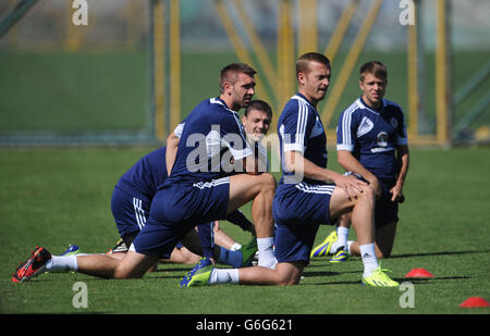 En Irlande du Nord (de gauche à droite), Gareth McAuley, Chris Baird, Sammy Clingan et Jamie Ward s'étendent au cours d'une session de formation au Baku FC Training Ground, Bakou, Azerbaïdjan. Banque D'Images