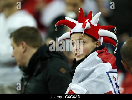 Football - qualification à la coupe du monde de la FIFA - Groupe H - Angleterre / Monténégro - Stade Wembley. Un jeune fan d'Angleterre dans les tribunes avant le coup d'envoi Banque D'Images