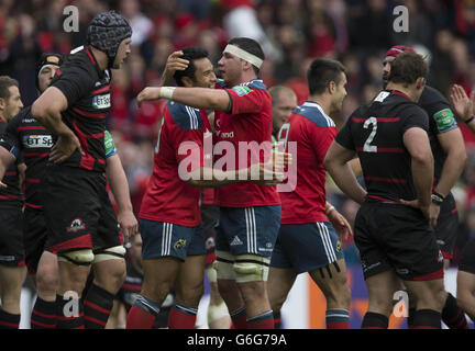 Casey Laulala de Munster célèbre son essai avec Peter O'Mahony lors du match de la coupe Heineken à Murrayfield, Édimbourg.APPUYEZ SUR ASSOCIATION photo.Date de la photo: Samedi 12 octobre 2013.Voir PA Story RUGBYU Edinburgh.Le crédit photo devrait se lire : Jeff Holmes/PA Wire Banque D'Images