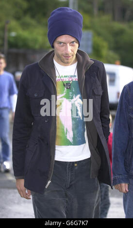 Chris Martin de Coldplay au terminal de ferry de Wemyss Bay en route vers l'île de Bute. Les spéculations allaient bon train sur le mariage imminent de Stella McCartney aujourd'hui, car des invités ont commencé à arriver sur l'île. Les gens du coin croient que McCartney, 31 ans, fille de l'ancien Beatle Sir Paul, célébrera son mariage demain. On ne sait toujours pas si elle va épouser la fiancée Alasdhair Willis, également 31, dans une maison victorienne appartenant à l'ami proche de la famille Johnny Bute, le septième Marquis de Bute, ou simplement tenir la réception là. Banque D'Images