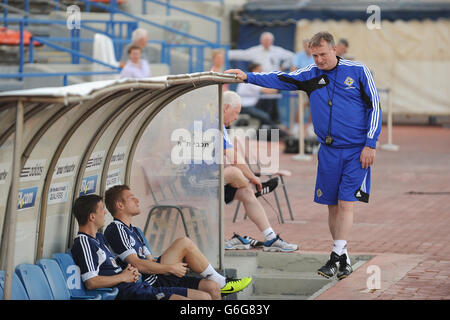 Michael O'Neill, directeur de l'Irlande du Nord (à droite), s'entretient avec le capitaine Steven Davis et Chris Baird au cours de la séance de formation au stade Ramat Gan, à tel Aviv, en Israël. Banque D'Images