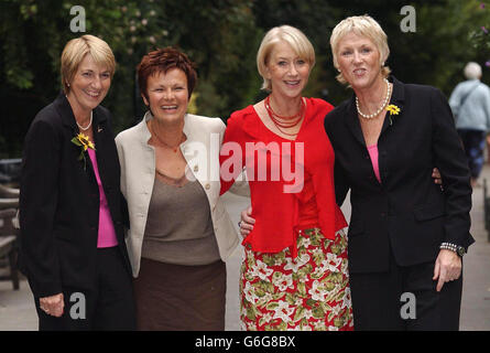 Deux des jeunes filles du calendrier Angela Baker (à gauche) et Tricia Stewart (à droite) avec Julie Walters (deuxième à gauche) et Helen Mirren, qui les jouent dans le film, posent pour les photographes lors d'une séance photo à l'extérieur de l'hôtel Savoy, dans le centre de Londres. Calendar Girls, dirigé par Nigel Cole, est basé sur la véritable histoire derrière le célèbre Women's Institute Calendar, qui a déclenché une frénésie médiatique internationale. Banque D'Images