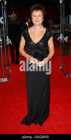 L'actrice Julie Walters arrive pour la première britannique de Calendar Girls à l'Odeon West End à Leicester Square à Londres. Banque D'Images