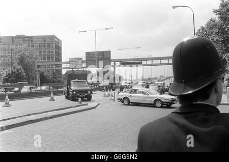 Un convoi de police de six véhicules arrive au poste de police de haute sécurité de Paddington Green après avoir recueilli cinq personnes à l'aéroport de Northolt. Ils ont été transportés par avion de Glasgow et auraient été détenus en vertu de la loi sur la prévention du terrorisme. Banque D'Images