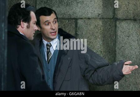 Tom Vaughan-Lawlor (à droite) dépeint le conseiller de presse de Charles Haughey, PJ Mara, lors du tournage d'un drame de RTE sur l'ancien Taoiseach intitulé Charles Haughey. Banque D'Images