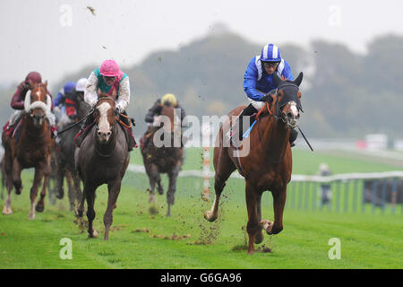 Baarez (à droite), monté par Paul Hanagan, remporte l'application de téléchargement gratuit ApoloBet E.B.F Maiden Stakes, à l'hippodrome de Haydock, Newton-le-Willows. Banque D'Images