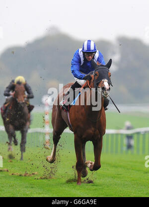 Courses hippiques - Hippodrome de Haydock.Baarez (à droite), monté par Paul Hanagan, remporte l'application de téléchargement gratuit ApoloBet E.B.F Maiden Stakes, à l'hippodrome de Haydock, Newton-le-Willows. Banque D'Images