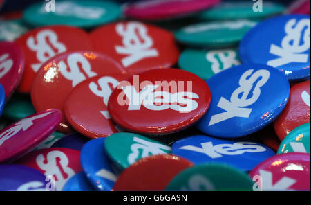 Badges de campagne Oui en solde à la conférence du Parti national écossais à Perth. Banque D'Images