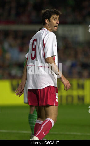 Hakan Sukur en Turquie, conteste un coup de pied dans la deuxième moitié de l'Irlande contre Turquie International friendly à Landsdowne Road, Dublin, Irlande. Banque D'Images