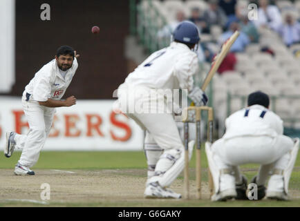 Mushtaq Ahmed, de Sussex, se lance dans le droit Stuart du Lancashire, à Old Trafford. Banque D'Images