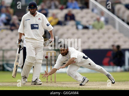 Mushtaq Ahmed de Sussex plonge pour une prise aux pieds de Mal Loye alors qu'il tente d'obtenir son 100e cricket de la saison contre Lancashire, à Old Trafford, Manchester. Banque D'Images