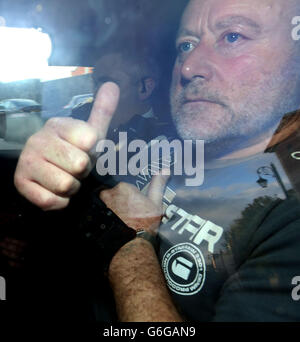 Kieran McLaughlin, 58 ans, donne les coups à sa famille et à ses amis, alors qu'il arrive dans une voiture de police au tribunal des magistrats de Londonderry à Londonderry, il a été arrêté par la police après une semaine de perquisition et accusé du meurtre de Barry McCrory. Banque D'Images