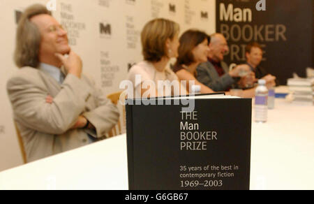 Les juges annoncent la liste de sélection pour la 35e édition du prix littéraire annuel, le Man Booker Prize 2003 au British Museum de Londres. Le gagnant sera annoncé au British Museum le mardi 14 octobre 2003. Banque D'Images