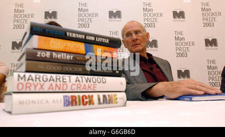 Président des juges le professeur John Carey annonce la liste de sélection pour la 35e édition du prix littéraire annuel, le Man Booker Prize 2003 au British Museum de Londres. Le gagnant sera annoncé au British Museum le mardi 14 octobre 2003. Banque D'Images