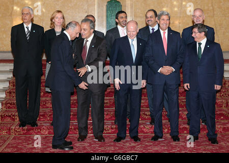 Les ministres des Affaires étrangères posent pour une photo de groupe avant de tenir une réunion organisée par le secrétaire aux Affaires étrangères William Hague du 'London 11', du groupe des amis de la Syrie Core, à Lancaster House, dans le centre de Londres, visant à mettre fin à la guerre civile brutale en Syrie. Banque D'Images